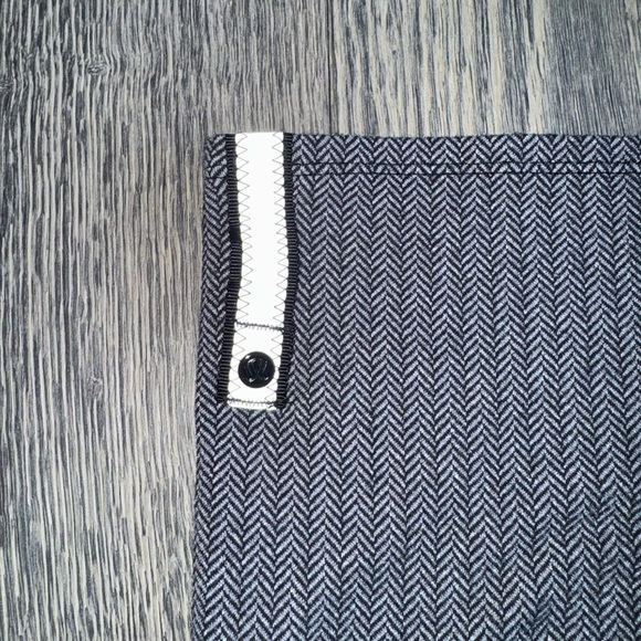 Lululemon Vinyasa Scarf in Black Herringbone - Picture 7 of 10